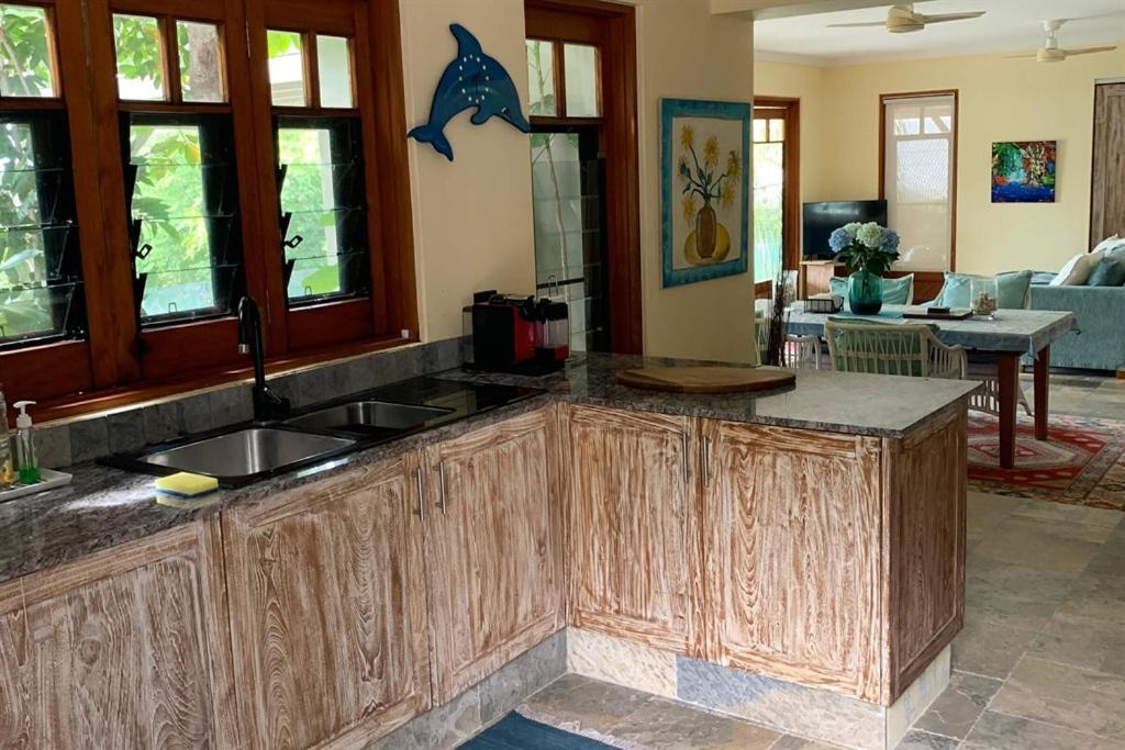 Beachfront Dolphin Cabin Oak Beach Екстер'єр фото